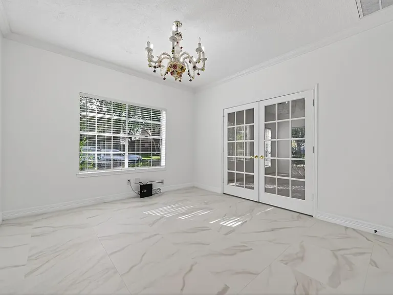 2431 Parkwood Ln — Photo 9