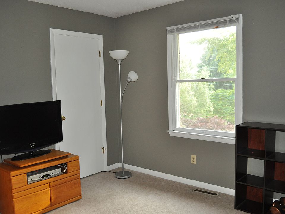1st image of 140 Essex Dr
