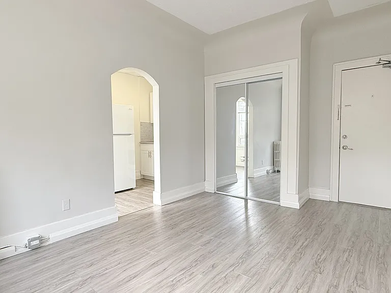 1495 Gladstone Ave #303 — Photo 6