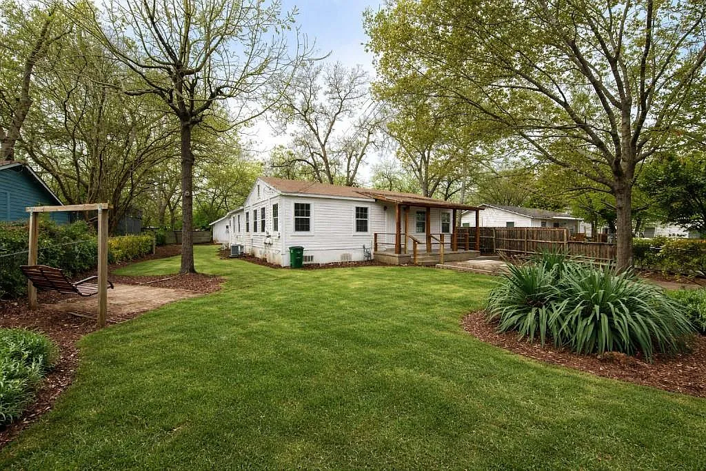 3 bed, 2.0 bath, 1088 sqft, $3,300 — Photo 3