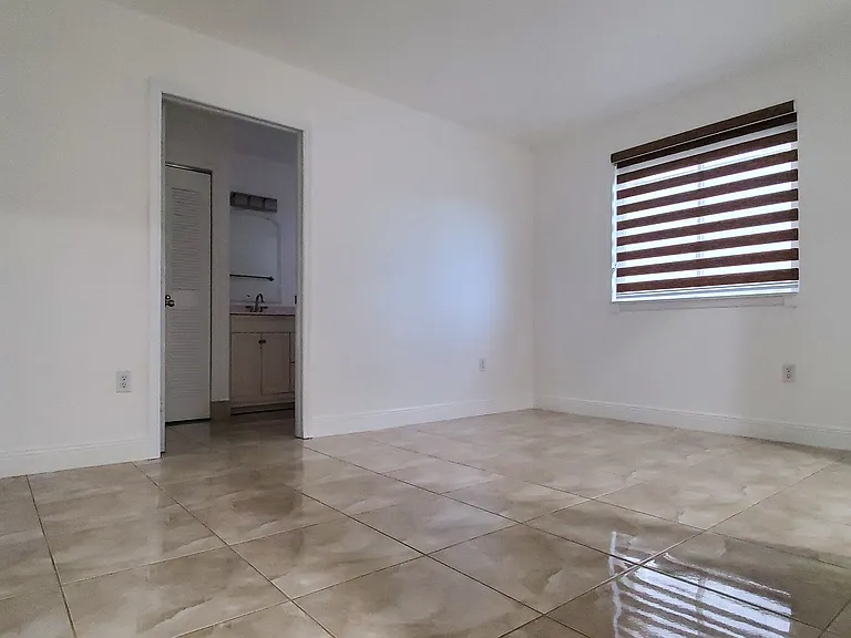 1627 NW 18th St #310 — Photo 8
