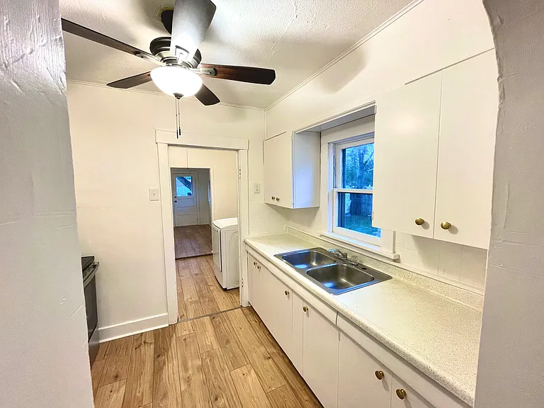 408 E Carpenter St — Photo 13