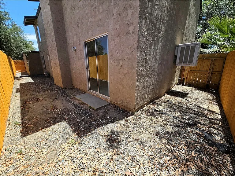 853 Douglas Ct — Photo 16