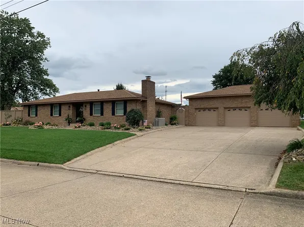 4500 Sandalwood Pl, Vienna, WV 26105