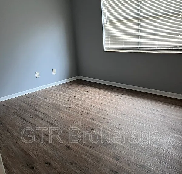 2584 Stratford Ln — Photo 16