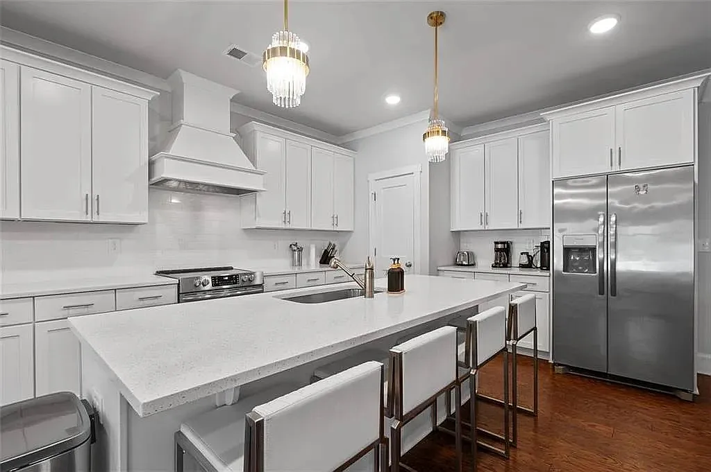 4 bed, 2.5 bath, 2063 sqft, $3,500 — Photo 1