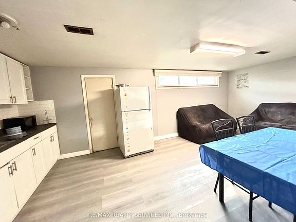 3rd image of 139 Bellamy Rd N