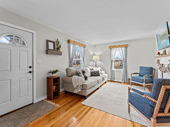 4th image of 804 Seymour Street