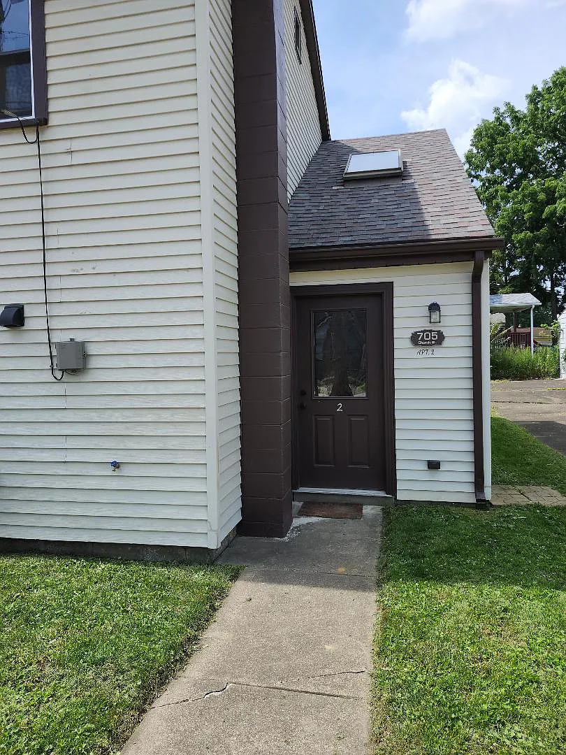 3 bed, 1.5 bath, $1,045 — Photo 1