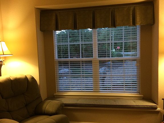 Window seat frnt bdrm/den