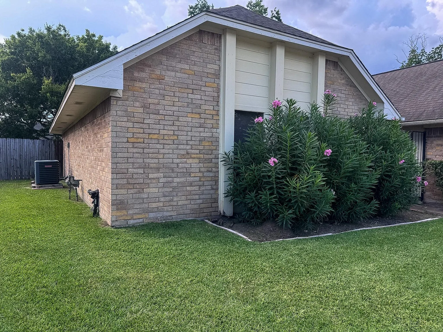 3 bed, 2.0 bath, 1886 sqft, $1,800 — Photo 3