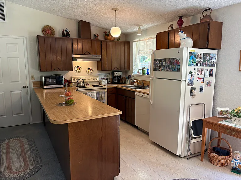 Kitchen with Breakfast Bar