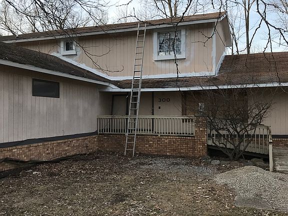 3rd image of 300 Hickory Nut Dr