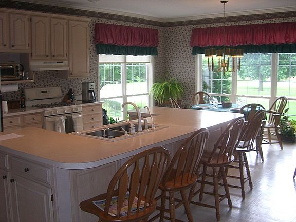 Eat-in Kitchen
						:
						Bright kitchen / all appliances stay with house.