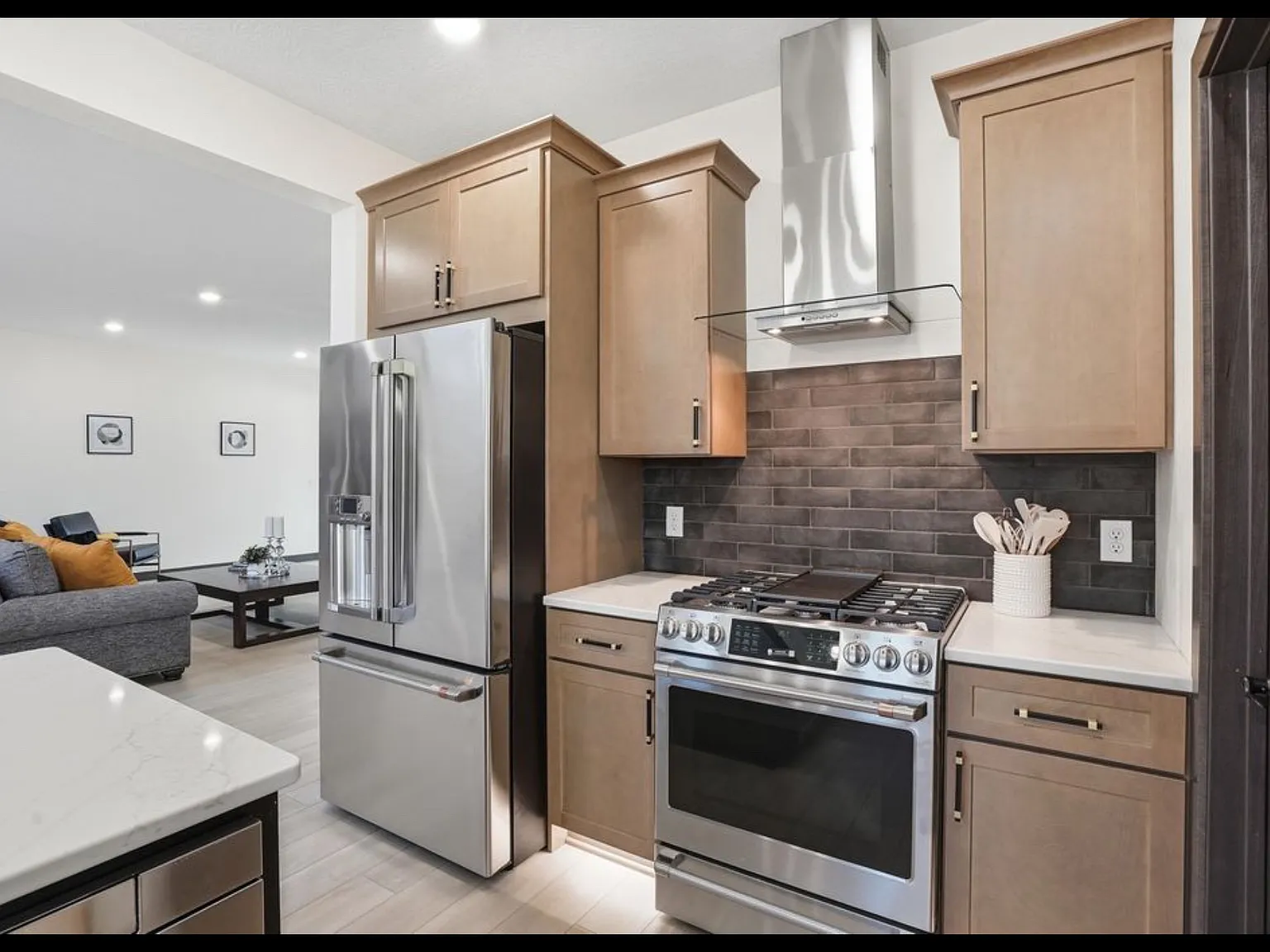 5 bed, 3810 sqft, $7,495 — Photo 4