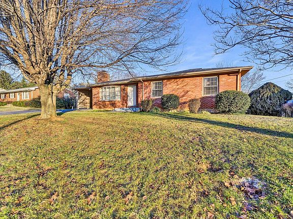 3rd image of 1912 Bridle Ln