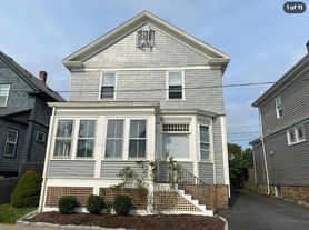 10 1/2 Elliot Pl, Newport, RI