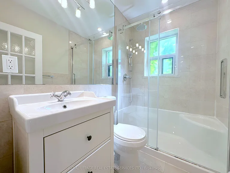 135 Allan St #204 — Photo 11