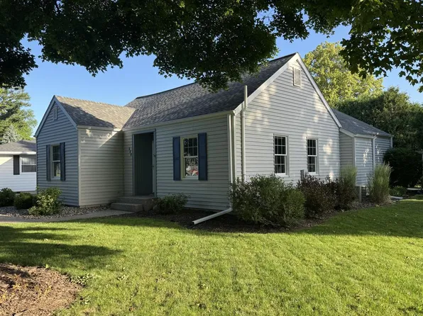 660 East Sherman AVENUE, Oconomowoc, WI 53066