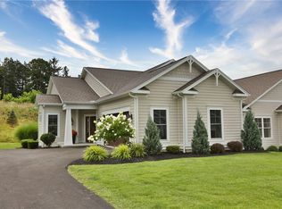 4 Skylight Trl, Pittsford, NY 14534