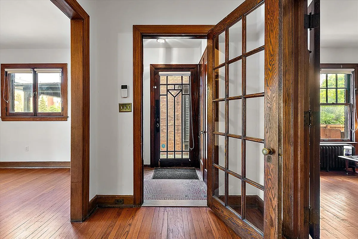 3 bed, 2.5 bath, 2400 sqft, $3,100 — Photo 2