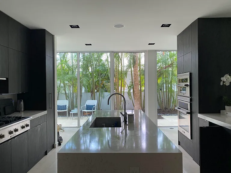 243 Venetian Dr — Photo 4