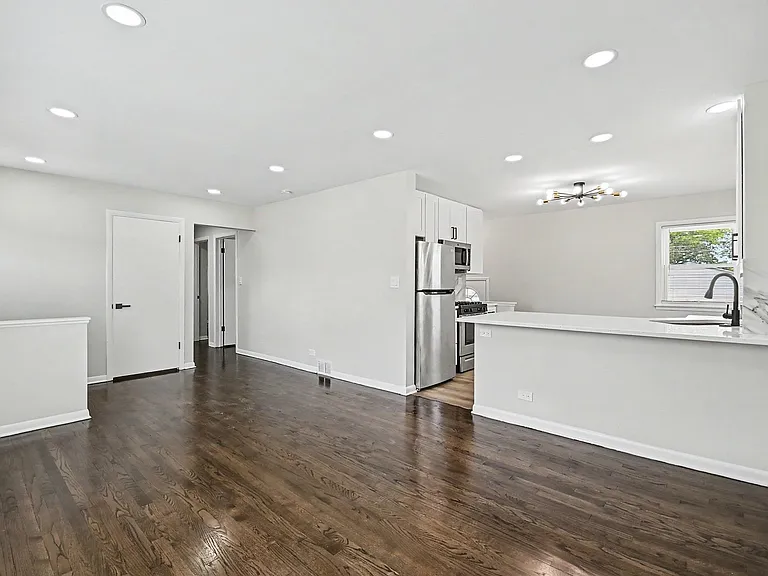 811 E End Ave — Photo 3