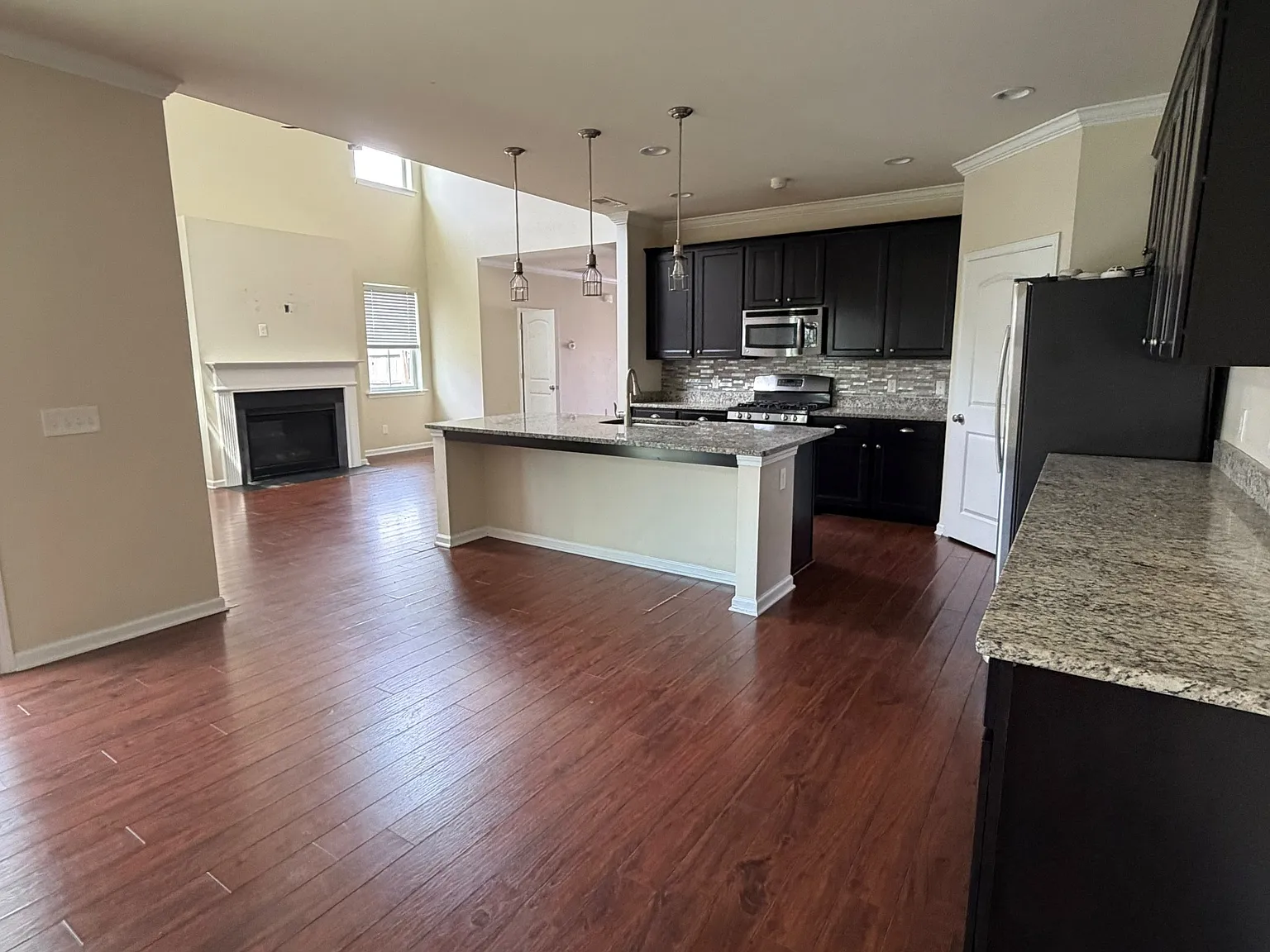 4 bed, 3.5 bath, 2400 sqft, $2,600 — Photo 2