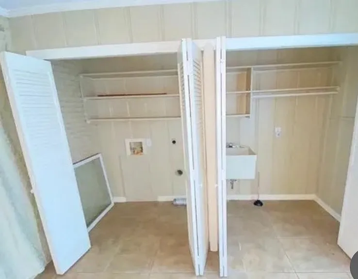 LAUNDRY CLOSET