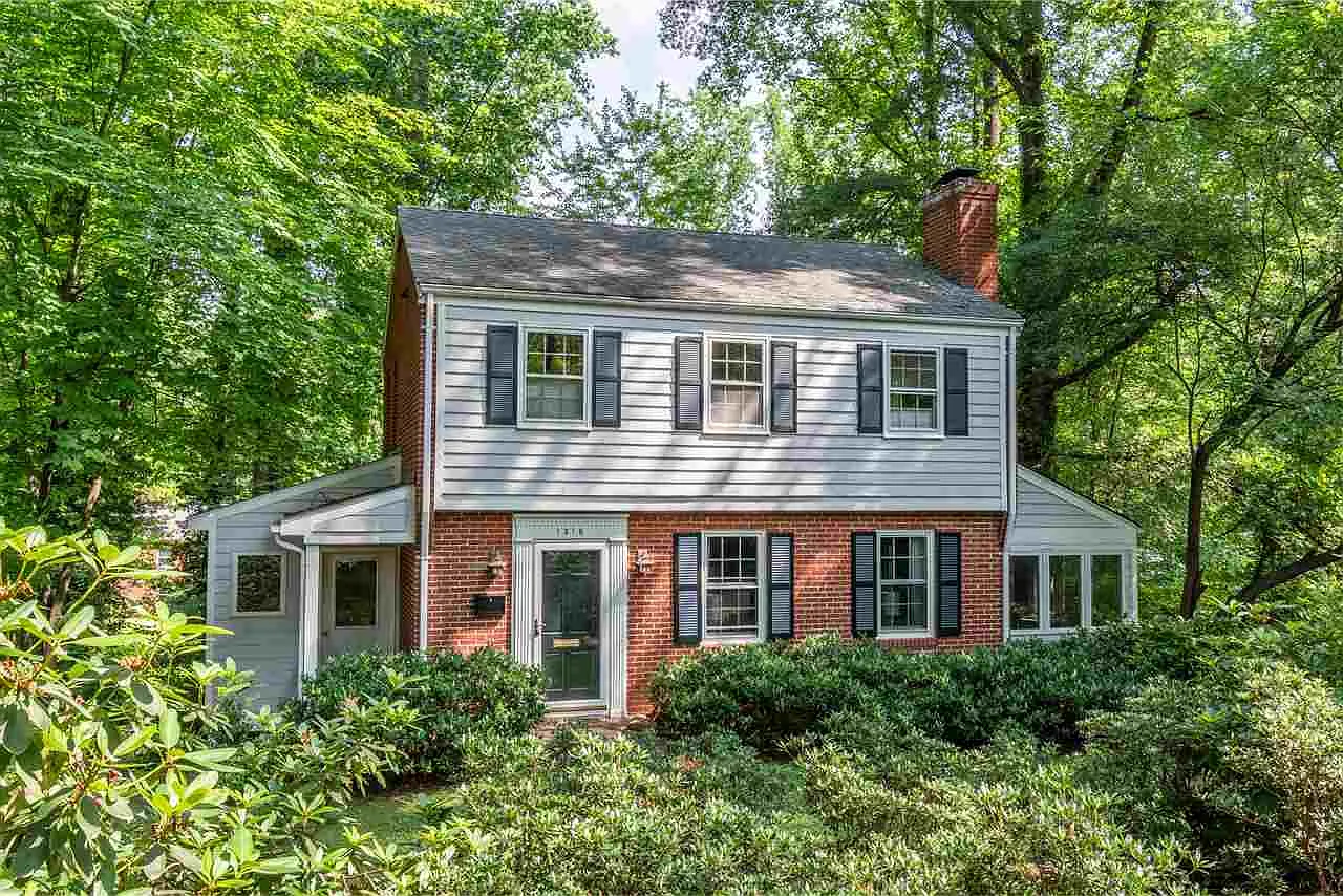 1318 Oxford Pl photo 1