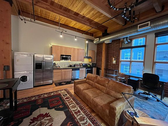 Fully equipped kitchen - all glassware, cookware, china and cooking equipment. Gas stove, stainless steel appliances. Washer/dryer ensuite.