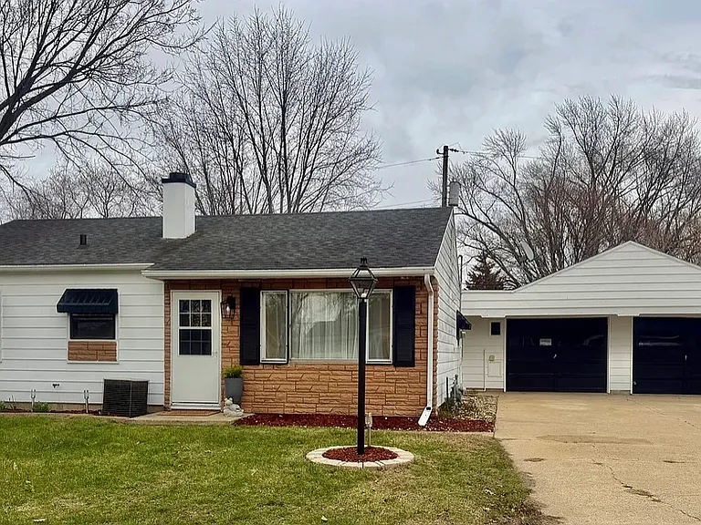 1420 Seminole Dr — Photo 3