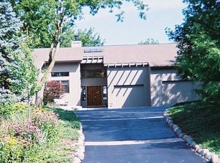 6514 Deerwood Dr, Crystal Lake, IL 60012