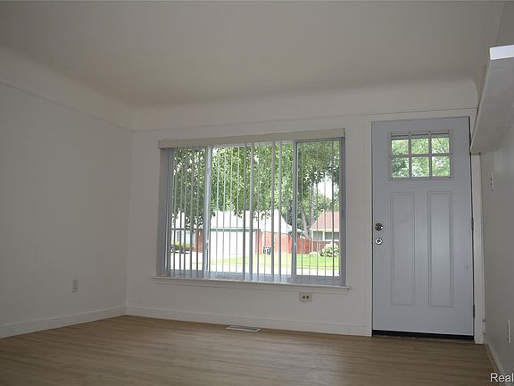 4th image of 28095 Selkirk St