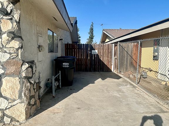 3rd image of 212 Glen Oaks Dr