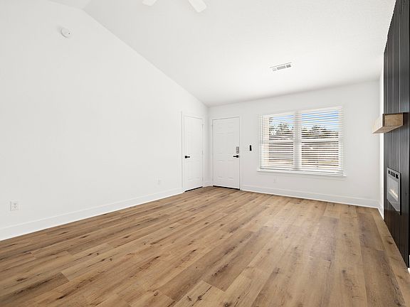 5th image of 820 SW Arrowhead Dr