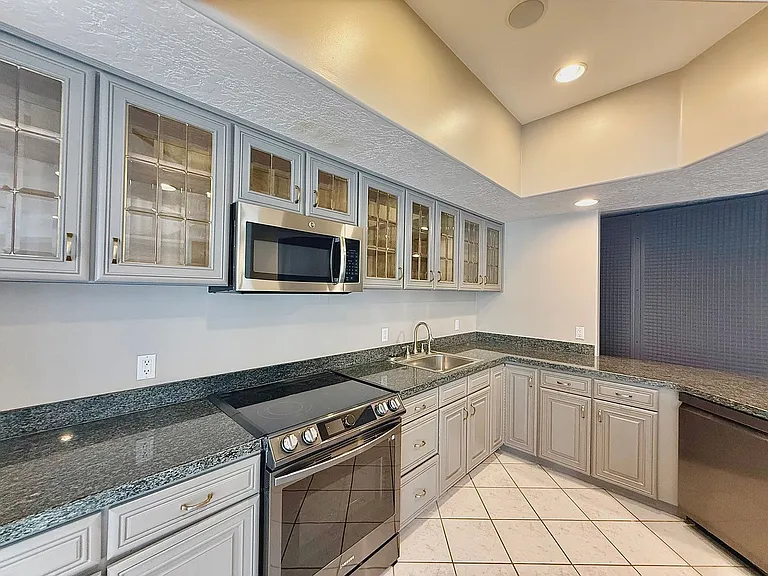 825 N Capitol Blvd — Photo 14