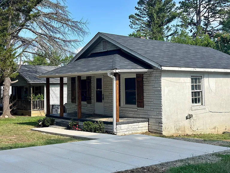 2209 Delta Pl — Photo 2