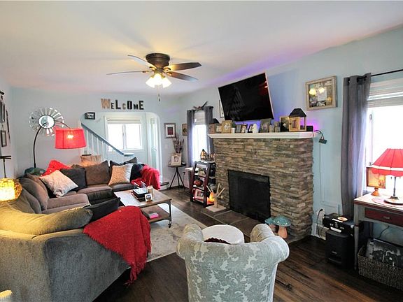3rd image of 1524 Falls Ave