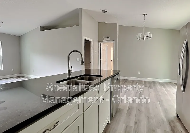 3 bed, 2.0 bath, 1438 sqft, $1,699 — Photo 2
