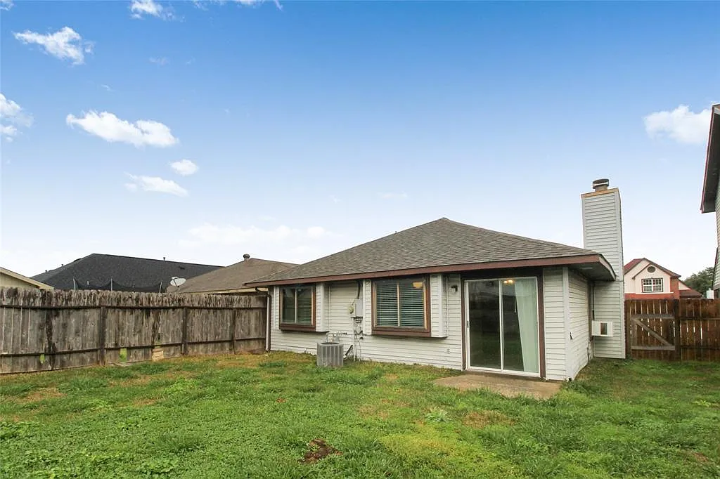 3 bed, 1250 sqft, $1,880 — Photo 2