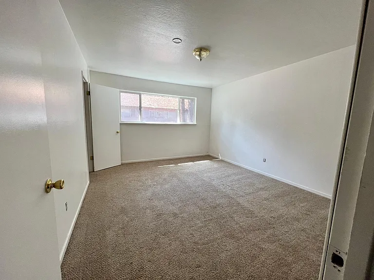 1160 Bonanza Ave #1 — Photo 8
