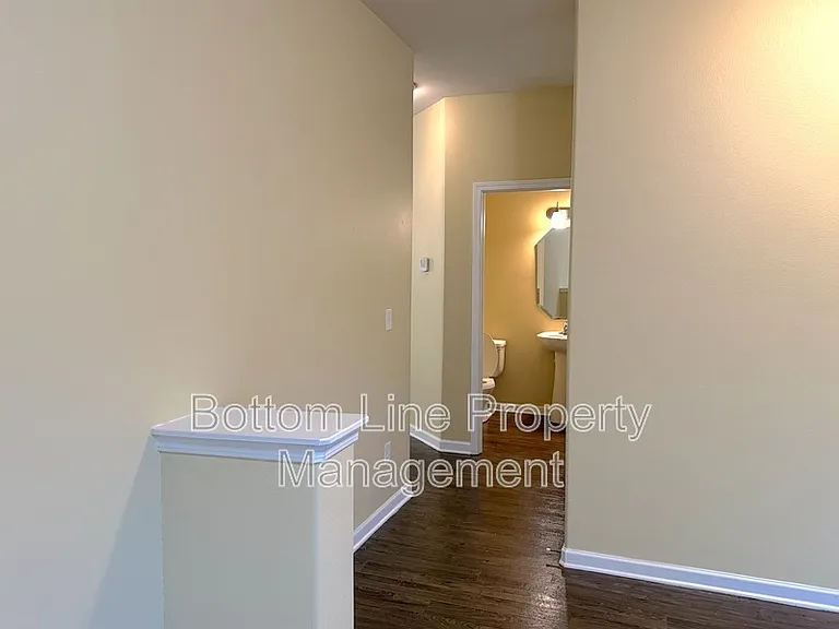 1321 Waylon Ave — Photo 3
