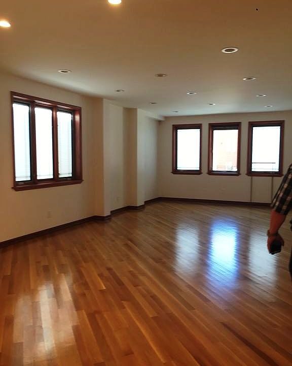 2nd image of 1122 Williams Ct #1