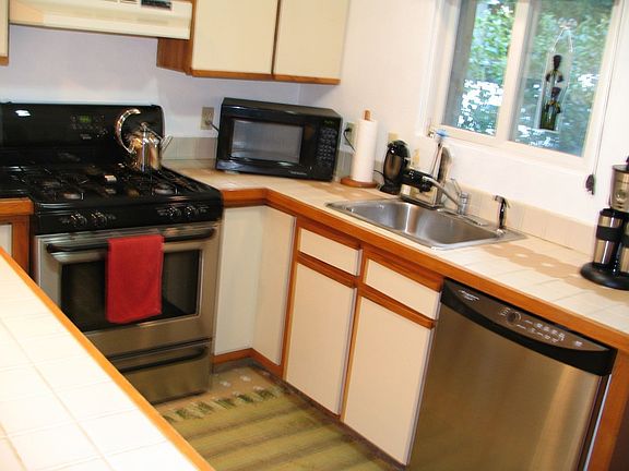 Updated kitchen - stainless steel app. tiled floor 