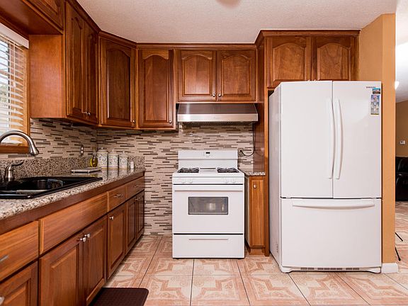 4th image of 736 W Harvard Blvd