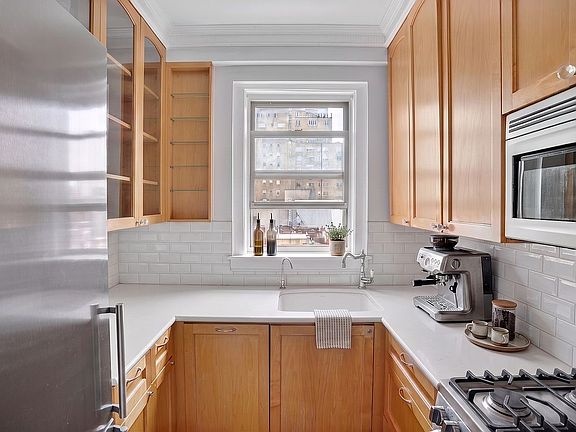 5th image of 30 W 90th St APT 8A