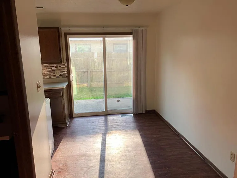 240 Collier Dr — Photo 3