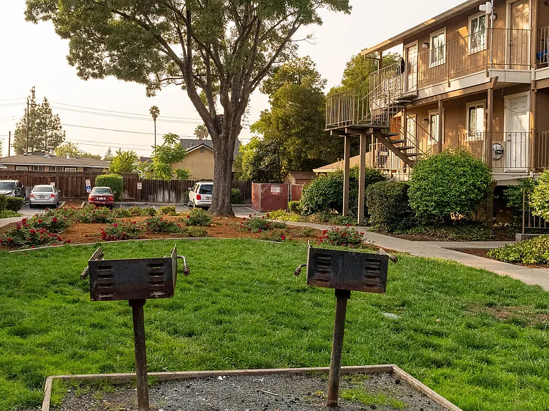Alderwood Park Apartments — Photo 18