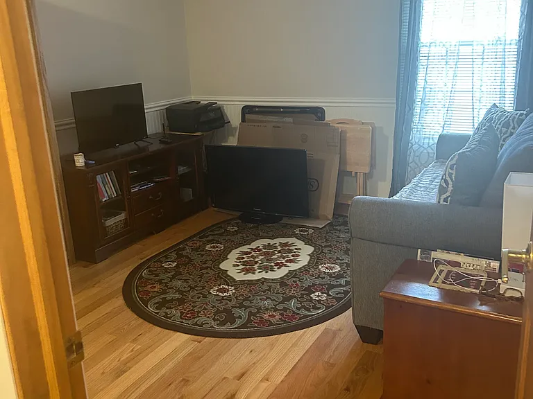 916 Vose Dr — Photo 6